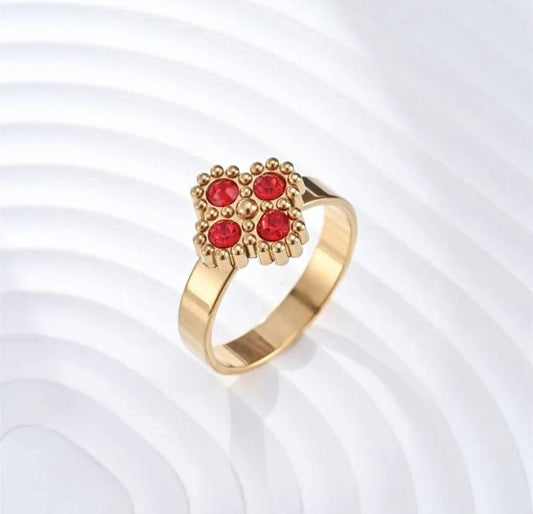 Hochwertiger Edelstahl Ring mit einem Kleeblatt und vier farbigen Zirkonia in Gold. Eleganter Hingucker, alltagstauglich, langlebig, wasserfest und nickelfrei.