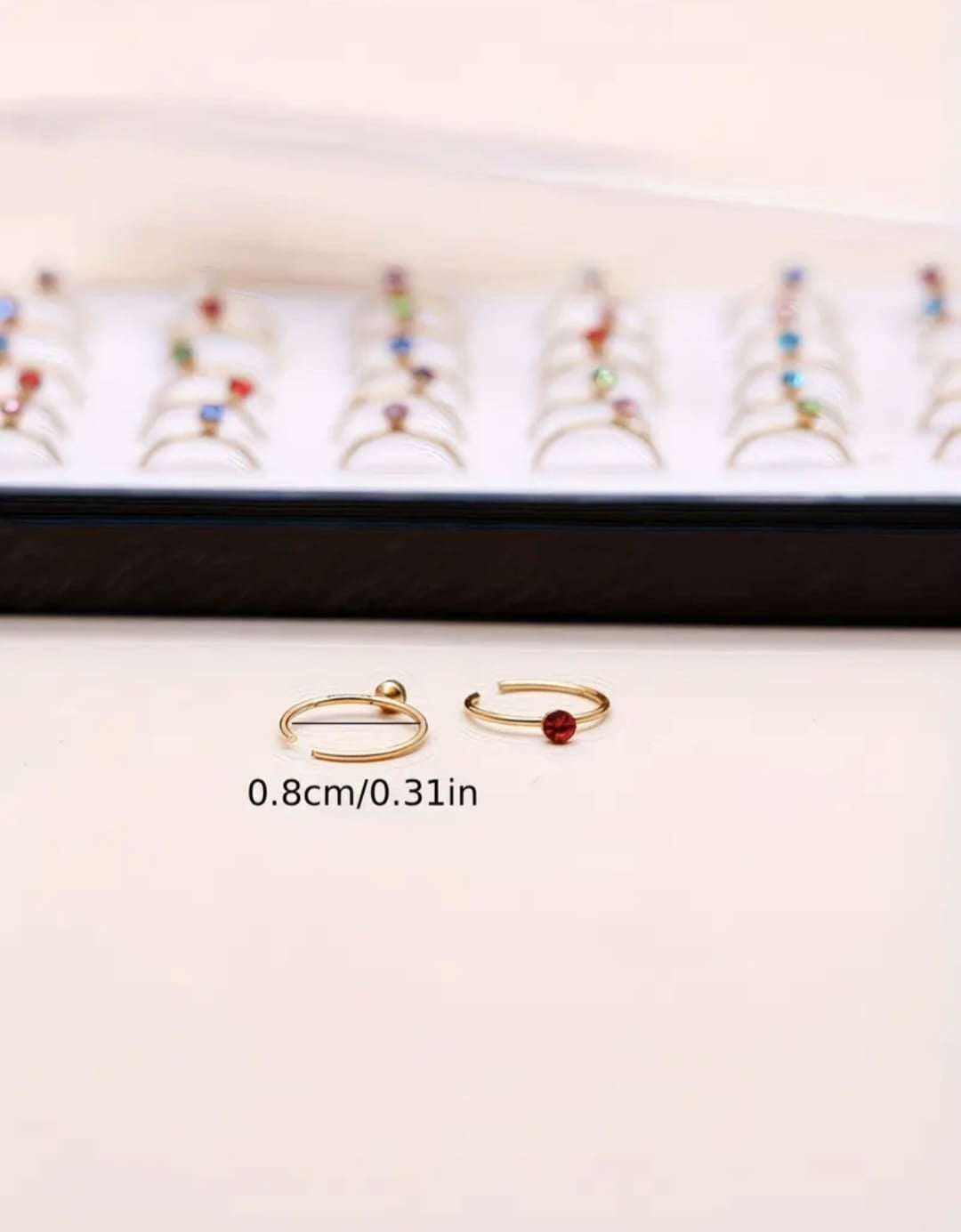 Hochwertiges Edelstahl Nasenring-Piercing mit funkelnden bunten Zirkonia-Steinchen in modernen Design. Langlebig, nickelfrei, glanzbeständig und wasserfest.