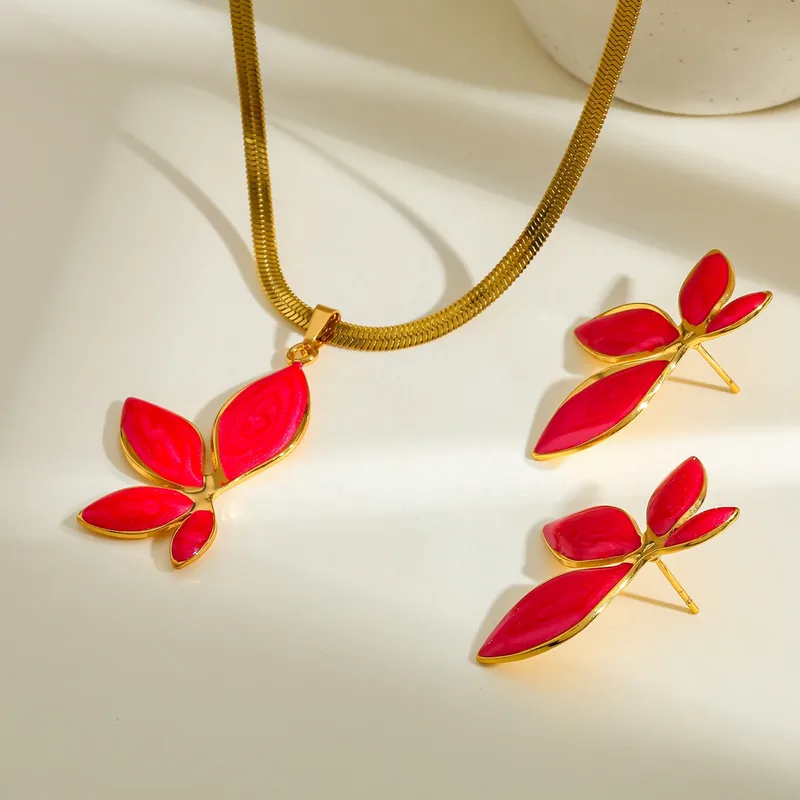 Hochwertiges Edelstahl-Set bestehend aus einer Kette und passenden Ohrsteckern Gold in Form einer farbigen Halbblüte. Langlebig, wasserfest, hypoallergen und alltagstauglich.