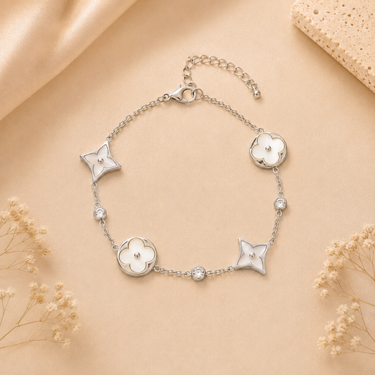 Hochwertiges Edelstahl-Armband in edlen, weißgoldenen Design mit Blumen und Rauten. Modern und besonders. Langlebig, wasserfest, hypoallergen und alltagstauglich.