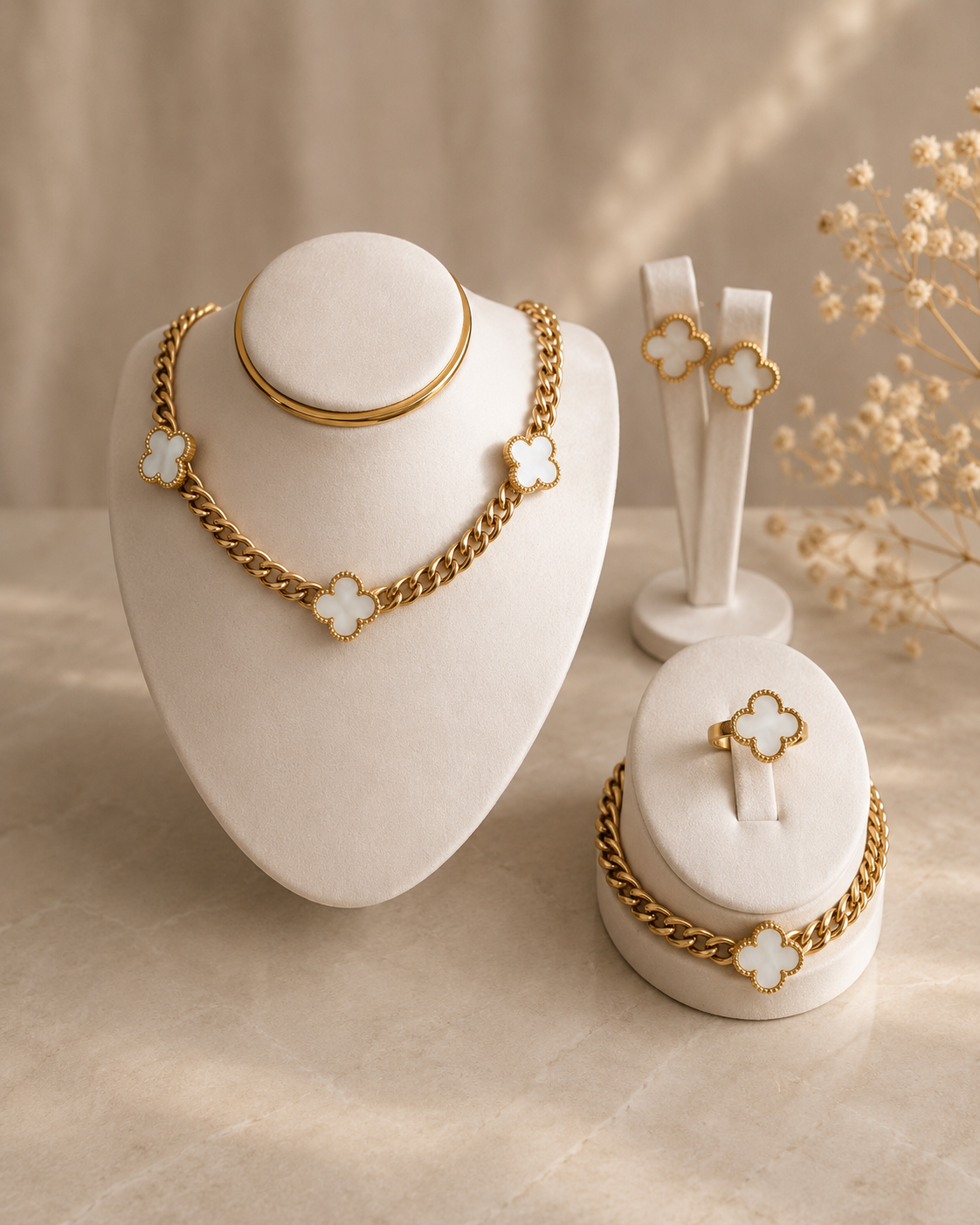 Hochwertiges vierteiliges Edelstahl-Set bestehend aus einer Kette passenden Ohrsteckern, Ring und Armband in edlen, goldenen, weißen Kleeblättern. Langlebig, wasserfest, hypoallergen und alltagstauglich.