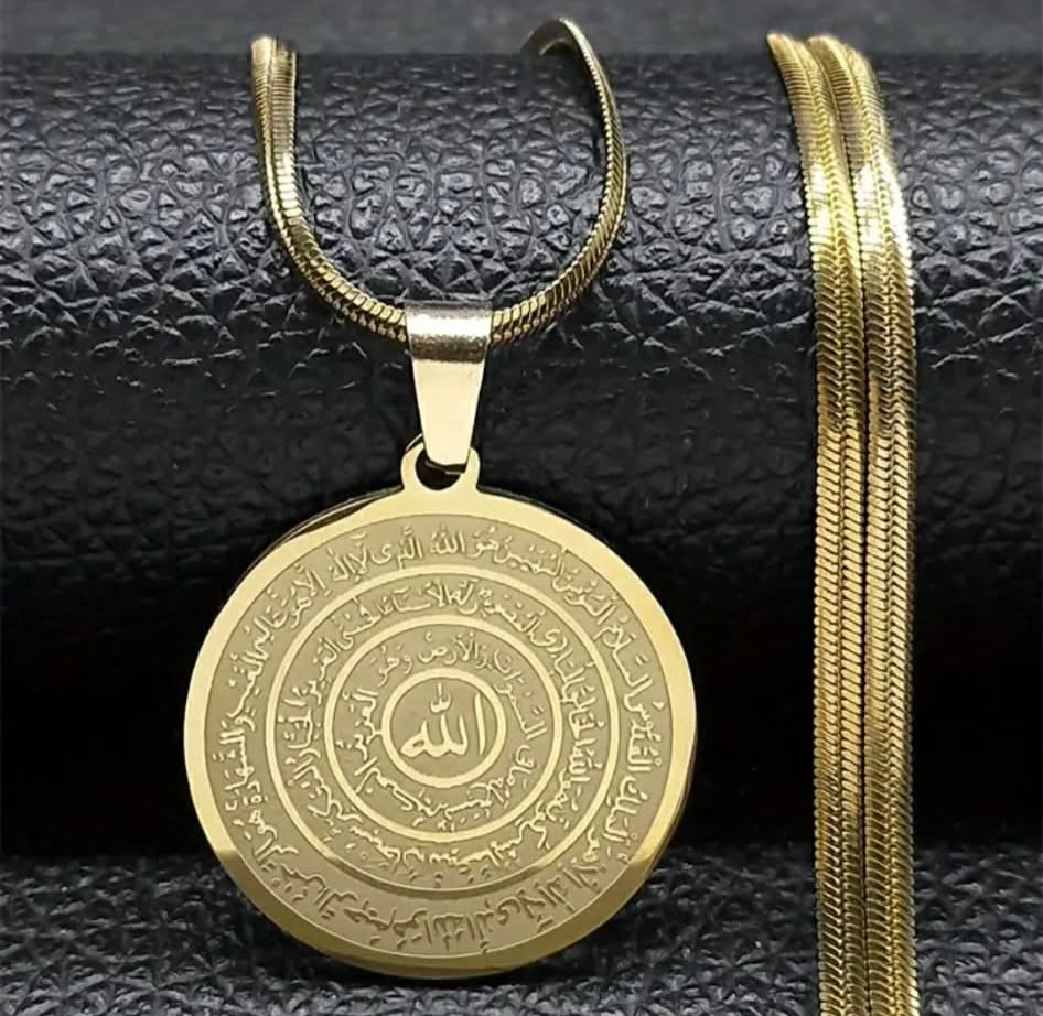 Hochwertigen Edelstahl-Kette in Gold im arabisch-islamischen Design mit rundem Anhänger. Langlebig, wasserfest, hypoallergen und alltagstauglich.