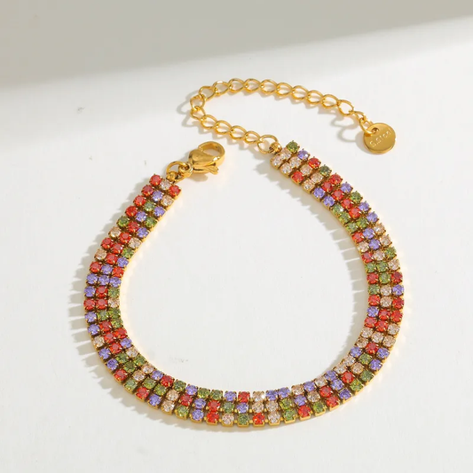 Hochwertiges Edelstahl-Armband in edlen goldenen, minimalistischen Design mit zahlreichen funkelnden, klassischen, kleinen Zirkonia-Steinchen. Langlebig, wasserfest, hypoallergen und alltagstauglich.