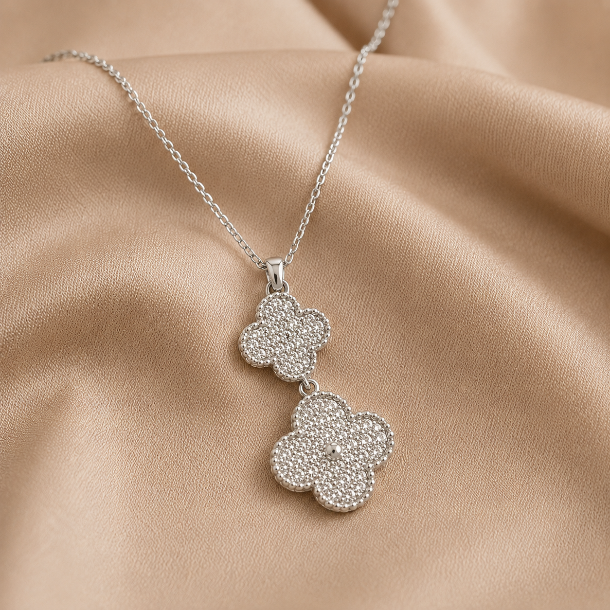 Hochwertige Edelstahl-Kette in edlen goldenen, doppelten Klee-Design mit Zirkonia. Langlebig, wasserfest, hypoallergen und alltagstauglich.