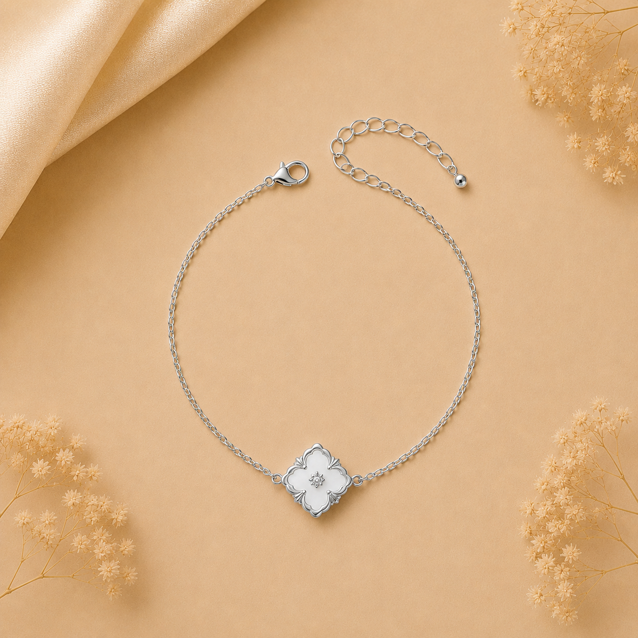 Hochwertiges Edelstahl-Armband in edlen doppelseitigen weißgoldenen schwarz-weiß Design. Elementen. Elegant, modern und besonders. Langlebig, wasserfest, hypoallergen und alltagstauglich.