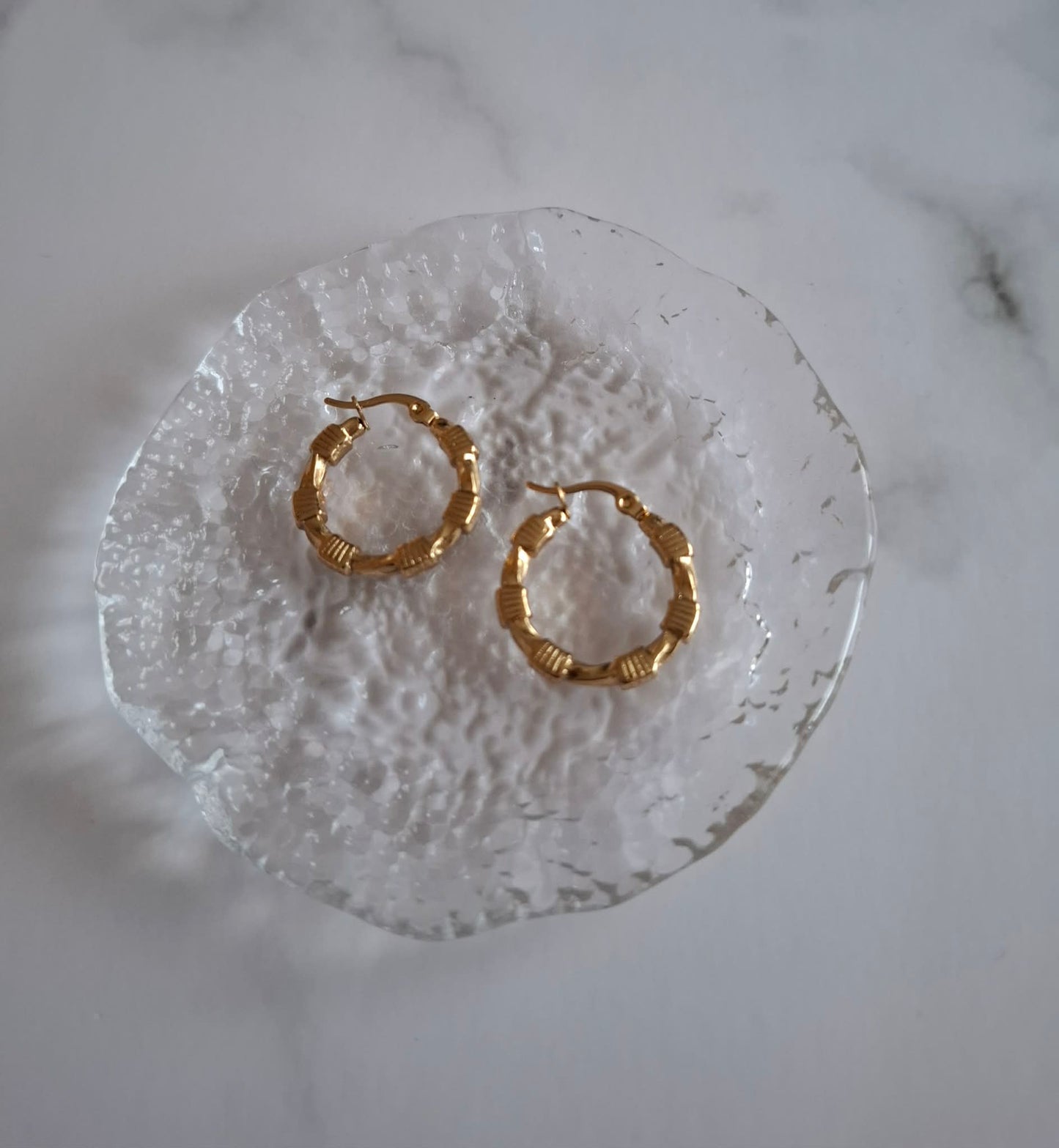 Hochwertige Edelstahl Creolen in Gold. Elegant, minimalistisch, wasserfest und langlebig.