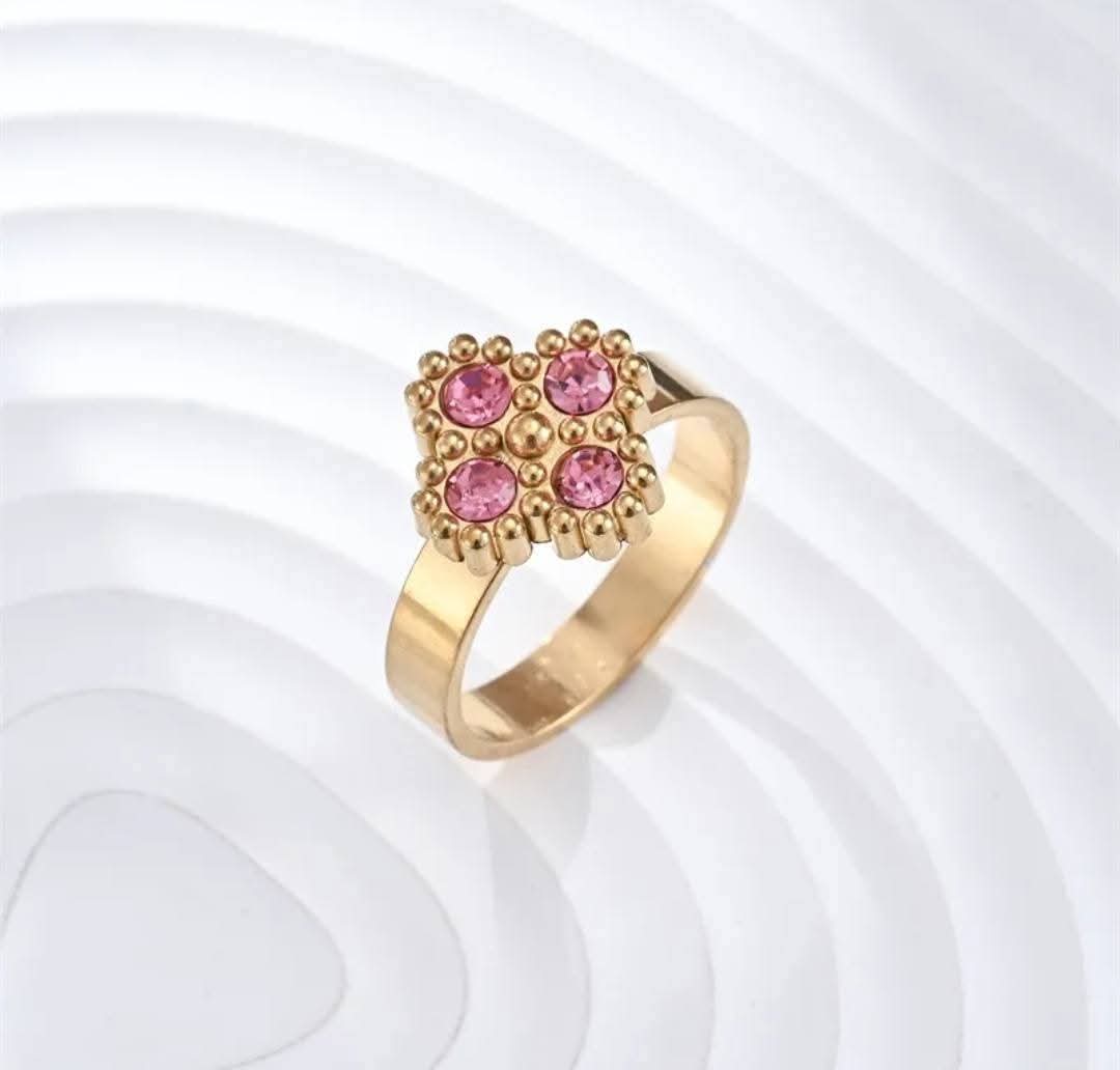 Hochwertiger Edelstahl Ring mit einem Kleeblatt und vier farbigen Zirkonia in Gold. Eleganter Hingucker, alltagstauglich, langlebig, wasserfest und nickelfrei.