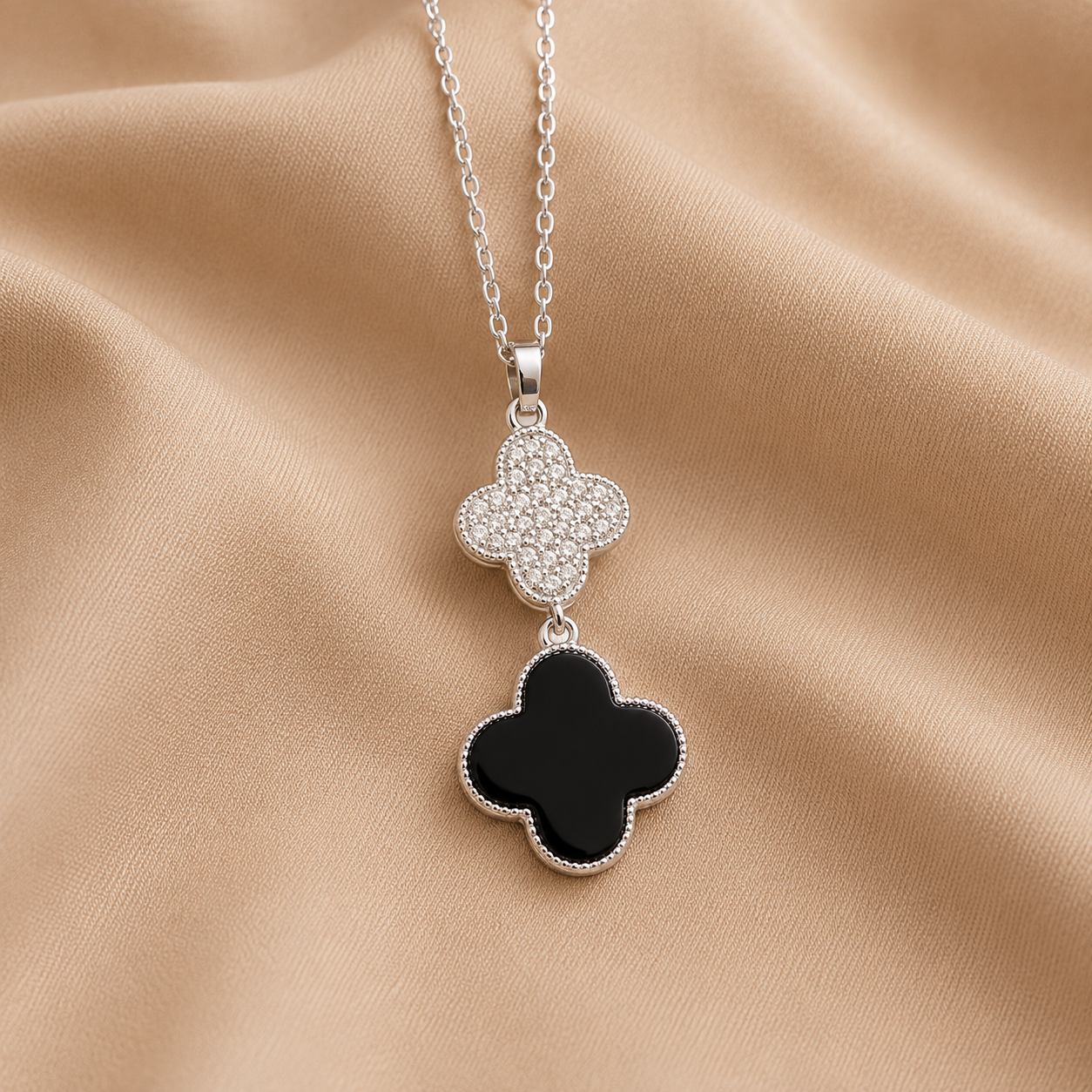 Hochwertige Edelstahl-Kette in edlen doppelten Klee-Design mit Zirkonia. Langlebig, wasserfest, hypoallergen und alltagstauglich.