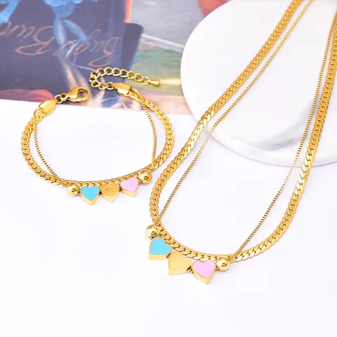 Hochwertiges Edelstahl-Set bestehend aus einer Kette und passenden Armband in Gold mit drei farbigen Herzen. Langlebig, wasserfest, hypoallergen und alltagstauglich.