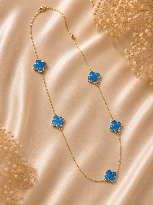 Hochwertige Edelstahl-Kette in goldenen, modernen Kleeblatt-Design in edlem marmor-hellblau. Langlebig, wasserfest, hypoallergen und alltagstauglich.
