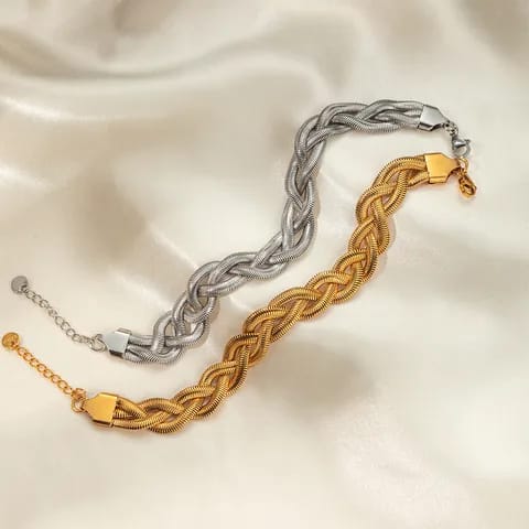 Hochwertiges Edelstahl-Armband in edlen goldenen oder weißgoldenen geflochtenen Design mit drei Strängen. Elegant, robust, modern und besonders. Langlebig, wasserfest, hypoallergen und alltagstauglich.