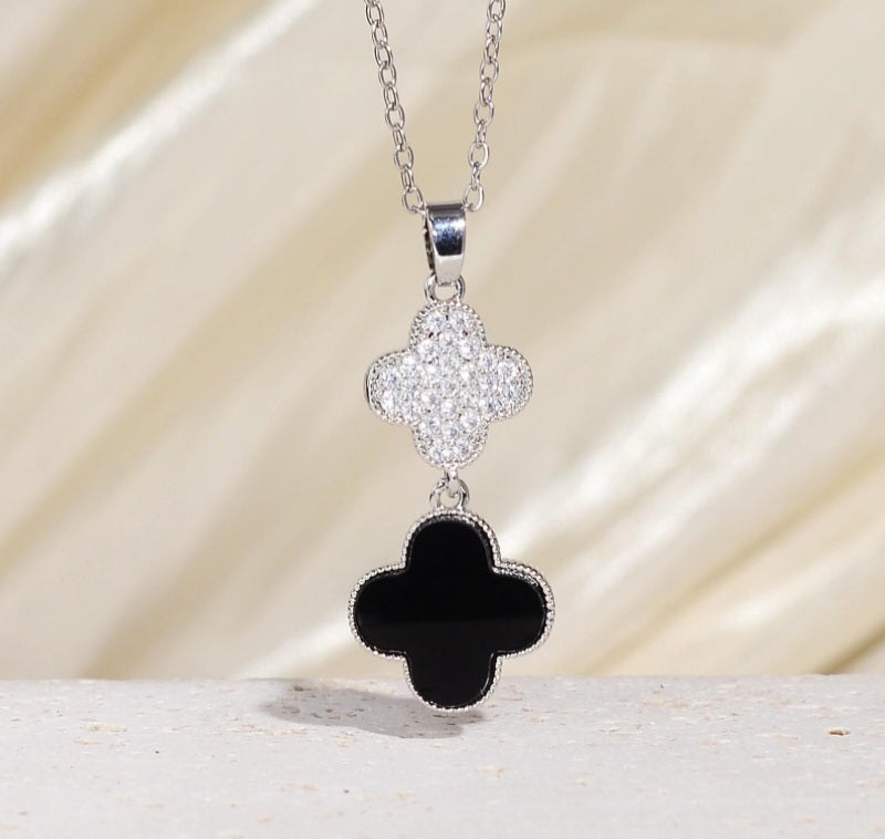 Hochwertige Edelstahl-Kette in edlen doppelten Klee-Design mit Zirkonia. Langlebig, wasserfest, hypoallergen und alltagstauglich.