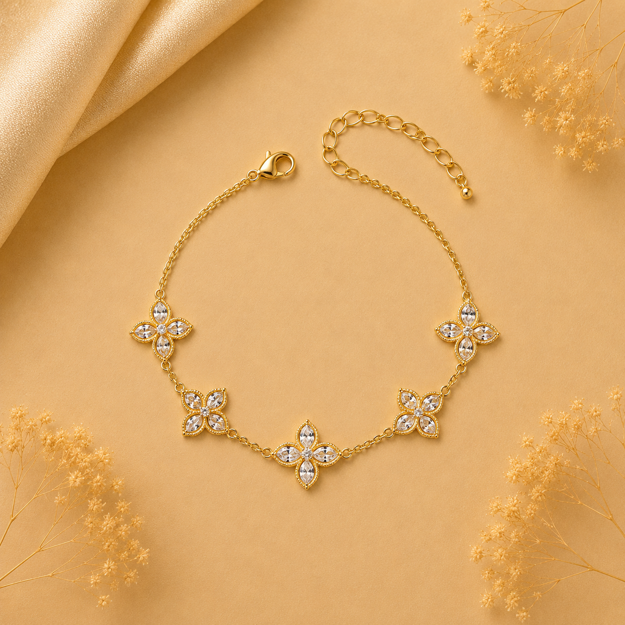 Hochwertiges Edelstahl-Armband in Gold in Blütenform mit zahlreichen funkelnden Zirkonia in unterschiedlichen Größen. Langlebig, wasserfest, hypoallergen und alltagstauglich.