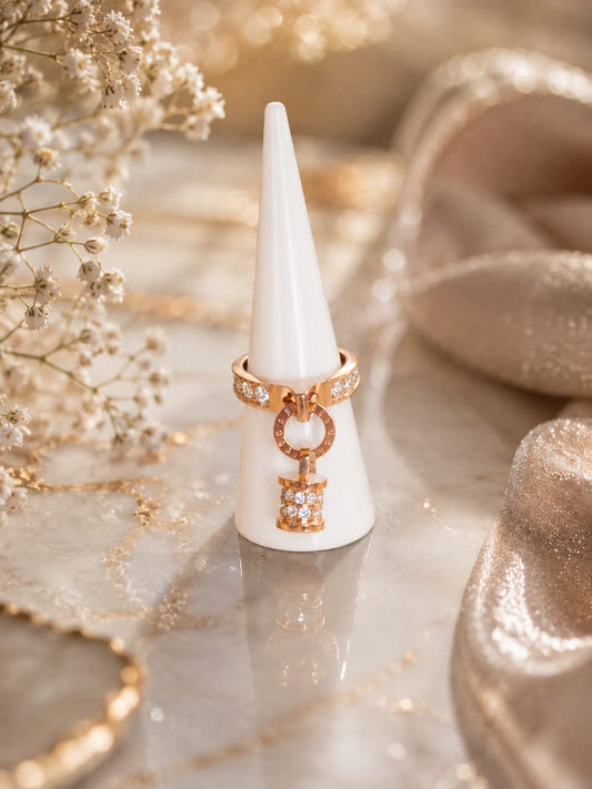 Hochwertiger Edelstahl Ring mit kreisförmigen Element und schönen Anhänger in Roségold. Eleganter Hingucker, alltagstauglich, langlebig, wasserfest und nickelfrei.