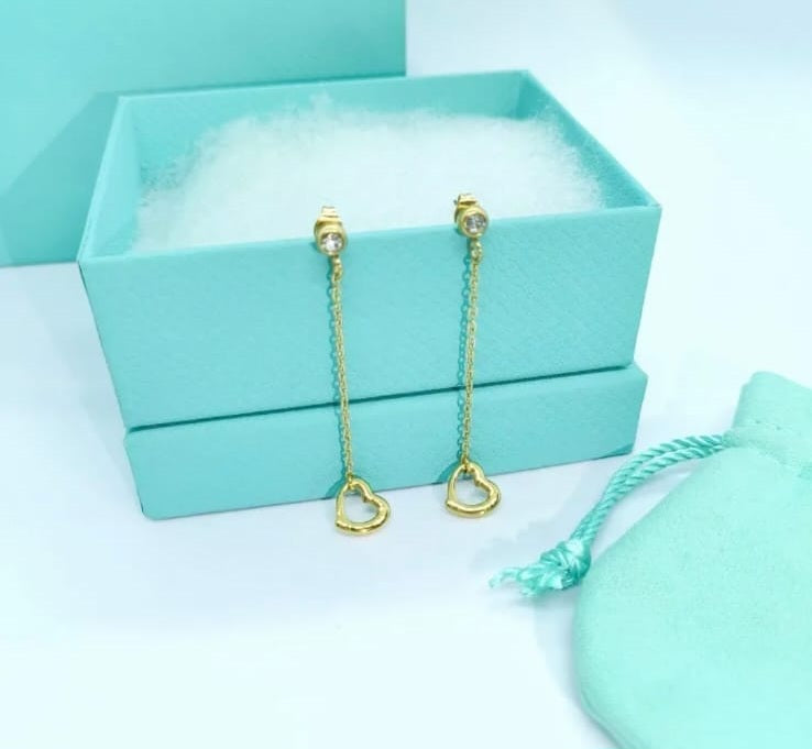 Hochwertige elegante Edelstahl Ohrhänger in Gold oder Weißgold mit feinen Herz-Anhänger. Stilvoll, edel, alltagstauglich und wasserfest. Everyday-Style.