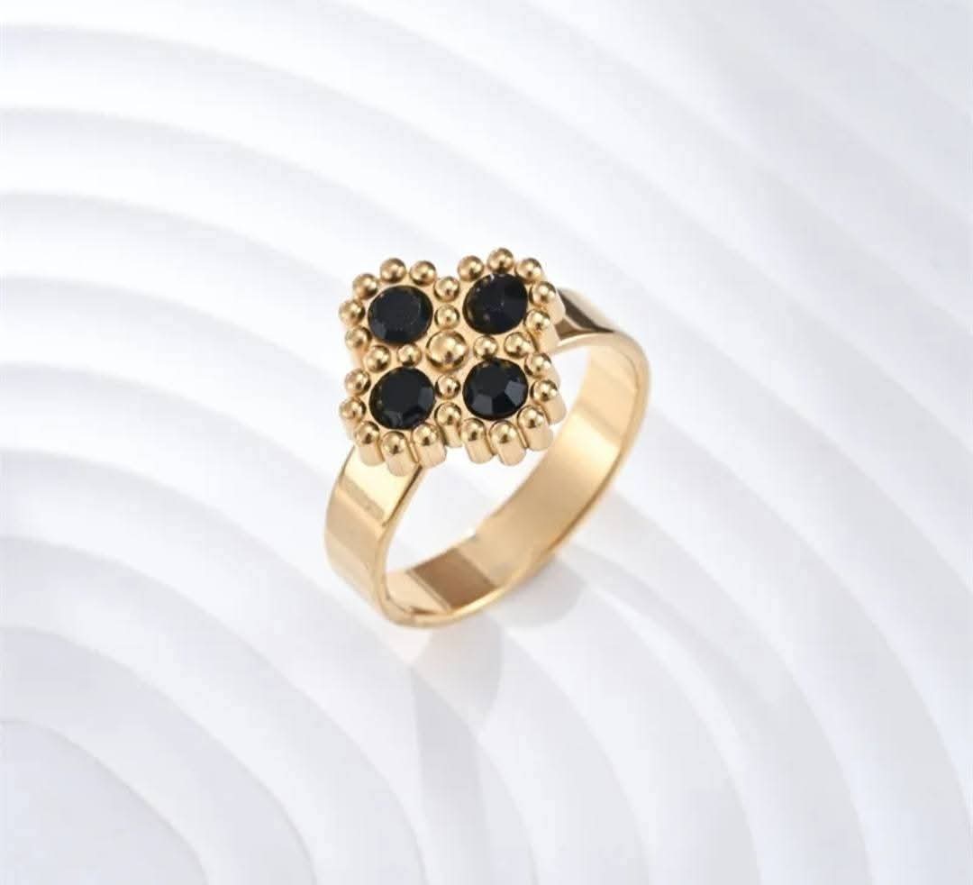 Hochwertiger Edelstahl Ring mit einem Kleeblatt und vier farbigen Zirkonia in Gold. Eleganter Hingucker, alltagstauglich, langlebig, wasserfest und nickelfrei.