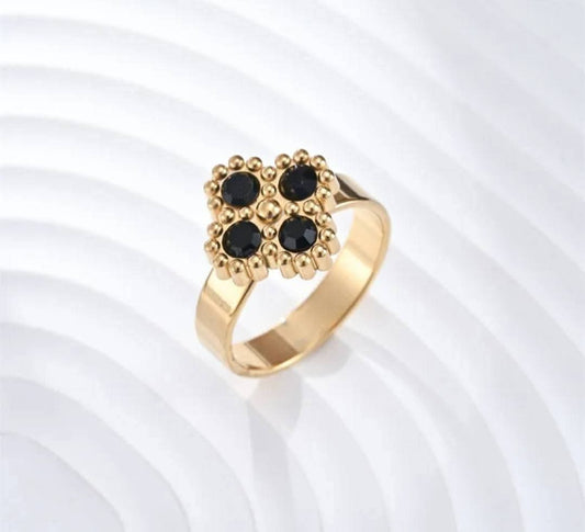 Hochwertiger Edelstahl Ring mit einem Kleeblatt und vier farbigen Zirkonia in Gold. Eleganter Hingucker, alltagstauglich, langlebig, wasserfest und nickelfrei.
