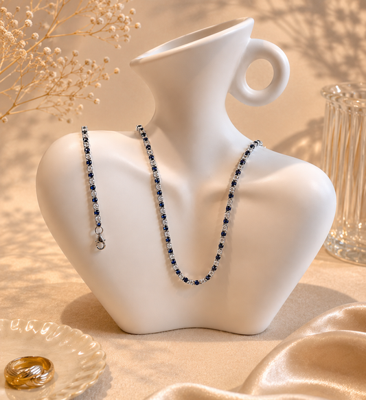 Hochwertiges Edelstahl-Set bestehend aus einer Kette und Armband in Weißgold. Femininer Stil mit zahlreichen, feinen klaren und royalblauen Zirkonia-Steinen. Langlebig, wasserfest, hypoallergen und alltagstauglich.