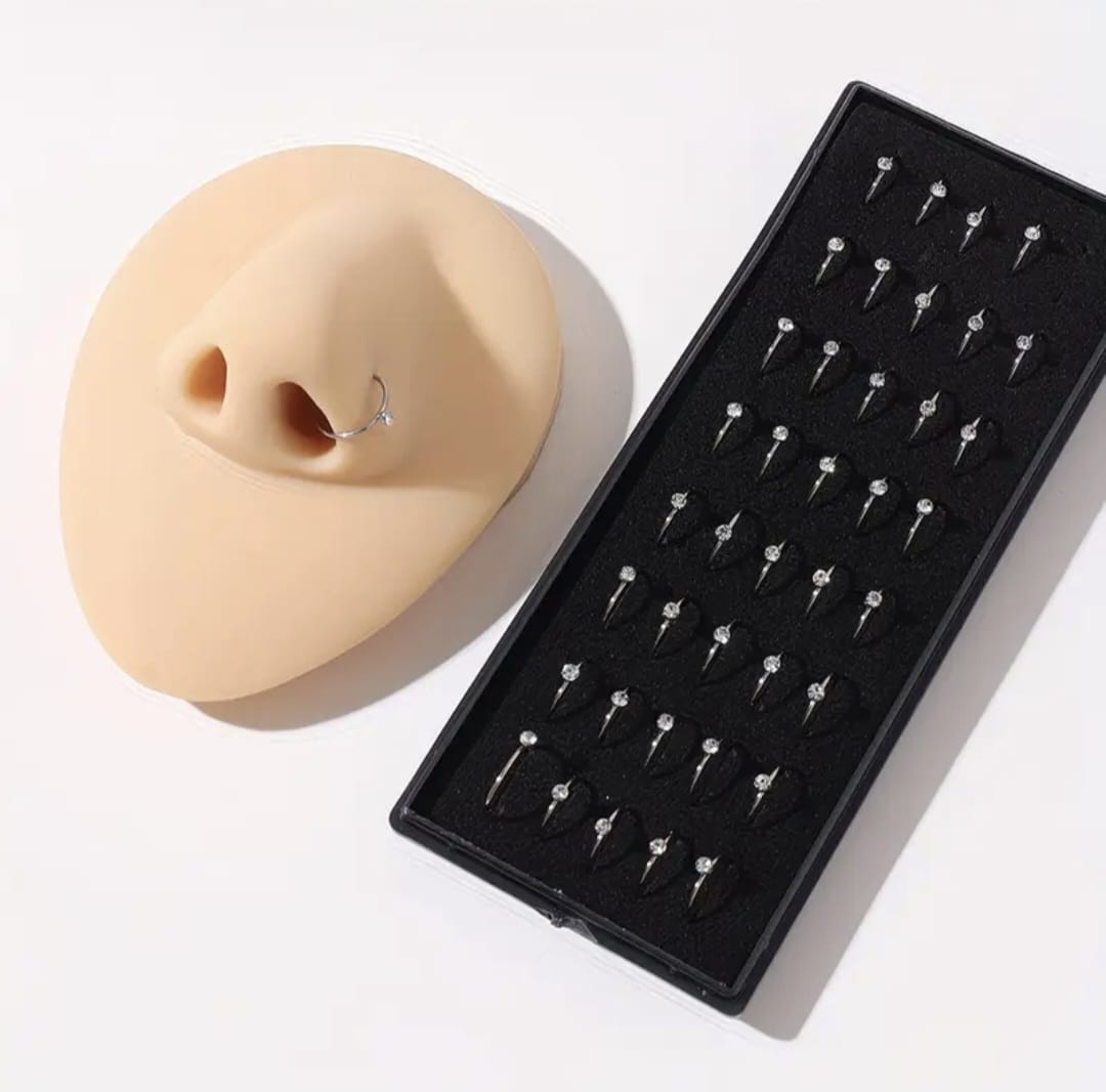 Hochwertiges Edelstahl Nasenring-Piercing mit funkelnden klaren Zirkonia-Steinchen in modernen Design. Langlebig, nickelfrei, glanzbeständig und wasserfest.