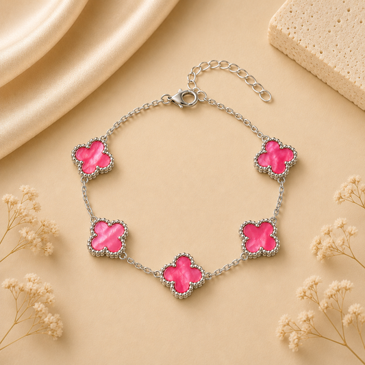 Hochwertiges Edelstahl-Armband in edlen, weißgoldenen Design mit pinken Klee- Elementen. Elegant, modern und besonders. Langlebig, wasserfest, hypoallergen und alltagstauglich.