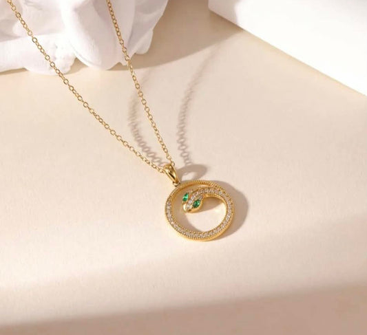 Hochwertige Edelstahl-Kette in goldenen oder weißgoldenen stilvollen Design mit elegantem Schlangen-Anhänger. Langlebig, wasserfest, hypoallergen und alltagstauglich.