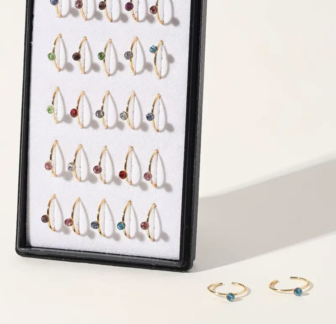 Hochwertiges Edelstahl Nasenring-Piercing mit funkelnden bunten Zirkonia-Steinchen in modernen Design. Langlebig, nickelfrei, glanzbeständig und wasserfest.