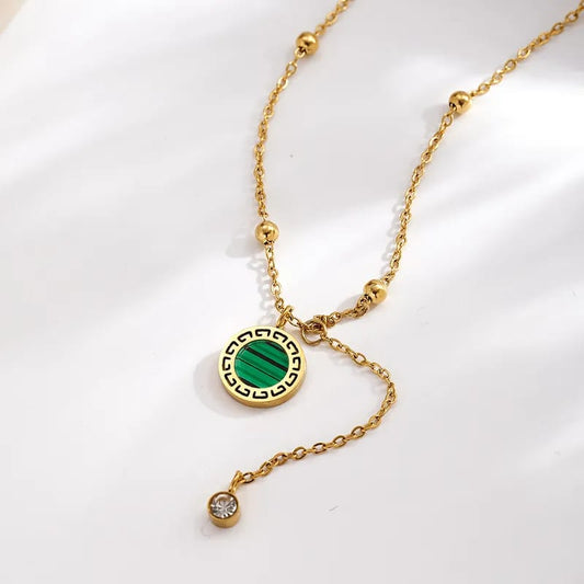 Strahlende Hochwertige Edelstahl-Kette in goldenen stilvollen, rundem Design in grün mit filigranen Akzenten. Langlebig, wasserfest, hypoallergen und alltagstauglich.Kette