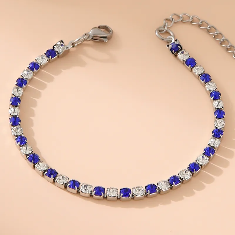 Hochwertiges Edelstahl-Set bestehend aus einer Kette und Armband in Weißgold. Femininer Stil mit zahlreichen, feinen klaren und royalblauen Zirkonia-Steinen. Langlebig, wasserfest, hypoallergen und alltagstauglich.