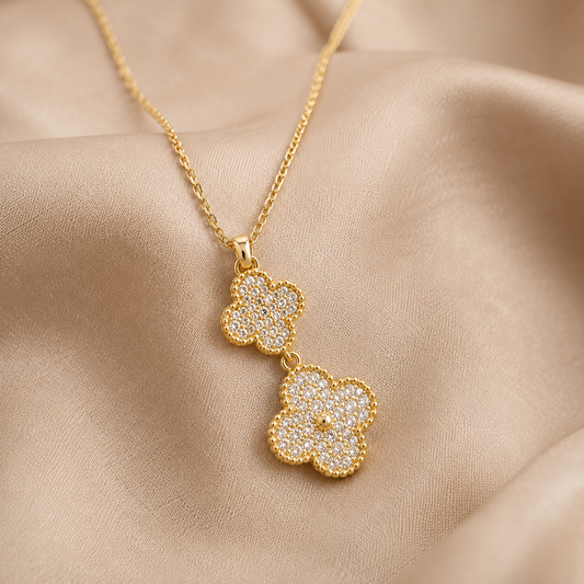 Hochwertige Edelstahl-Kette in edlen goldenen, doppelten Klee-Design mit Zirkonia. Langlebig, wasserfest, hypoallergen und alltagstauglich.