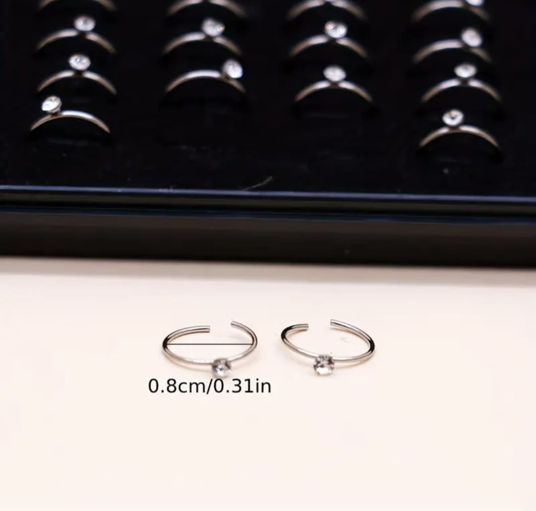 Hochwertiges Edelstahl Nasenring-Piercing mit funkelnden klaren Zirkonia-Steinchen in modernen Design. Langlebig, nickelfrei, glanzbeständig und wasserfest.