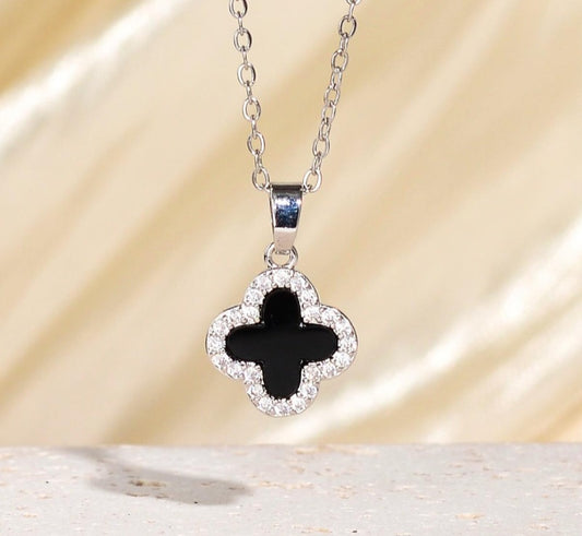 Schwarze Kleekette umrandet von Strass