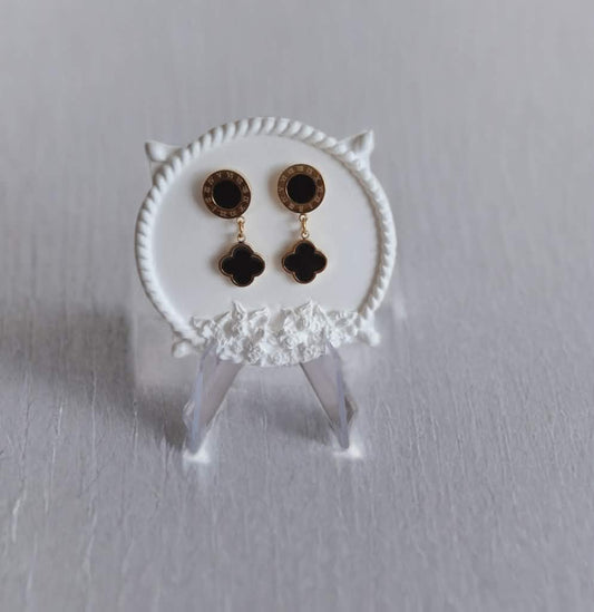 Runder Ohrstecker mit römischen Ziffern & Kleeblatt-Anhänger