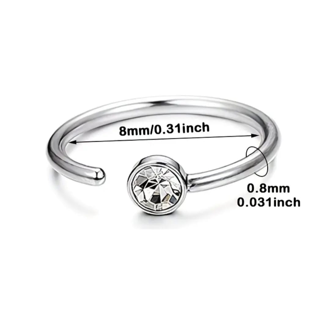 Hochwertiges Edelstahl Nasenring-Piercing mit funkelnden klaren Zirkonia-Steinchen in modernen Design. Langlebig, nickelfrei, glanzbeständig und wasserfest.