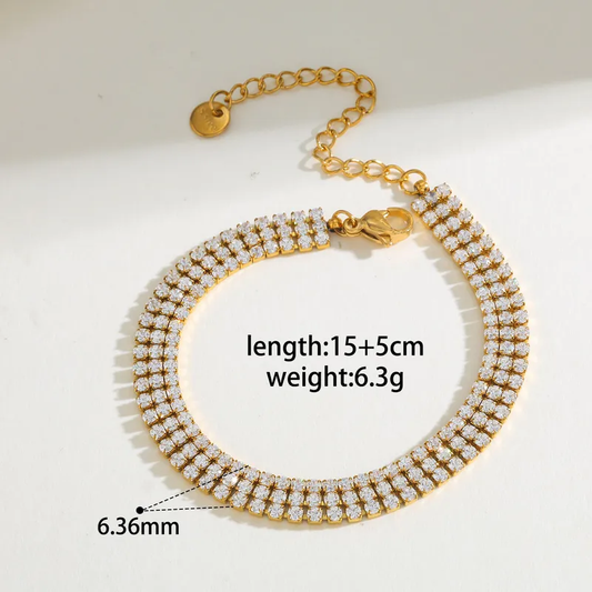 Hochwertiges Edelstahl-Armband in edlen goldenen, minimalistischen Design mit zahlreichen funkelnden, klassischen, kleinen Zirkonia-Steinchen. Langlebig, wasserfest, hypoallergen und alltagstauglich.