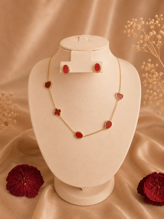 Hochwertiges Edelstahl-Set bestehend aus einer Kette und passenden Ohrsteckern in Gold. Femininer Frühlingslook mit Marienkäfern. Langlebig, wasserfest, hypoallergen und alltagstauglich