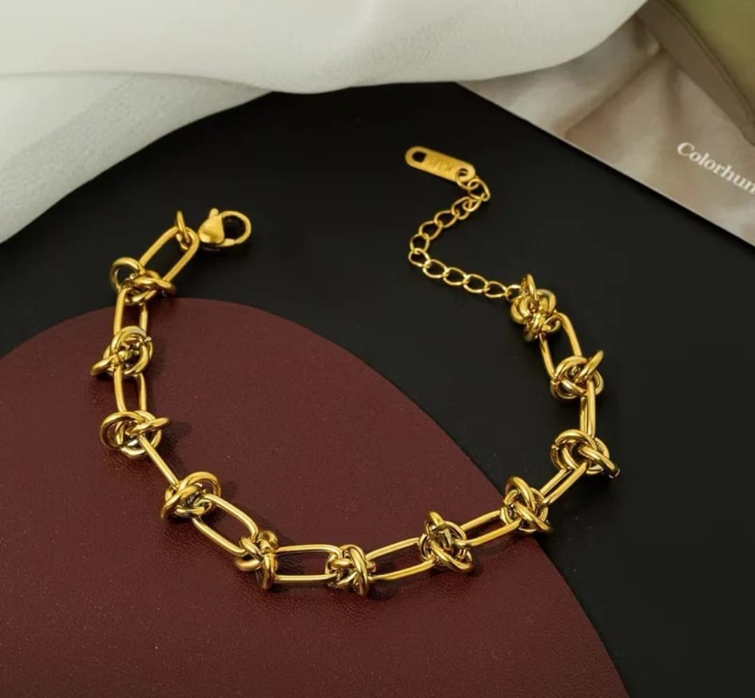 Hochwertiges Edelstahl-Armband in edlen, robustem goldenen oder weißgoldenen Draht-Design modern und besonders. Langlebig, wasserfest, hypoallergen und alltagstauglich.