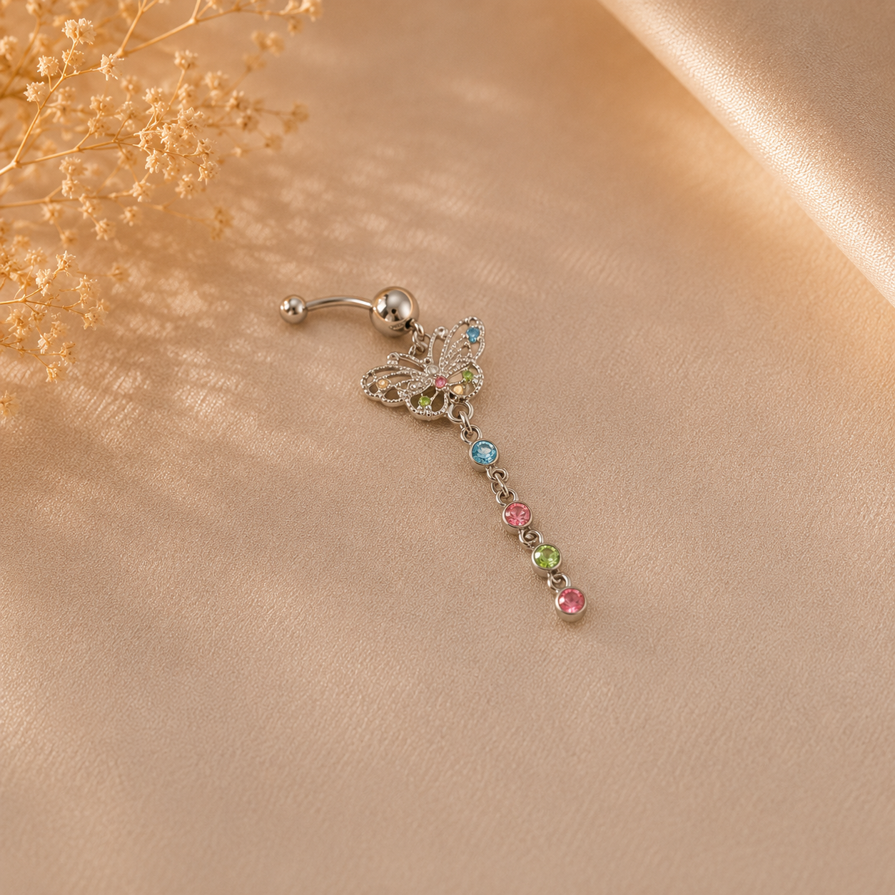 Hochwertiges Edelstahl Bauchnabelpiercing mit Metall-Kugel und einem bunten funkelnden Schmetterling. Langlebig, nickelfrei, glanzbeständig und wasserfest.