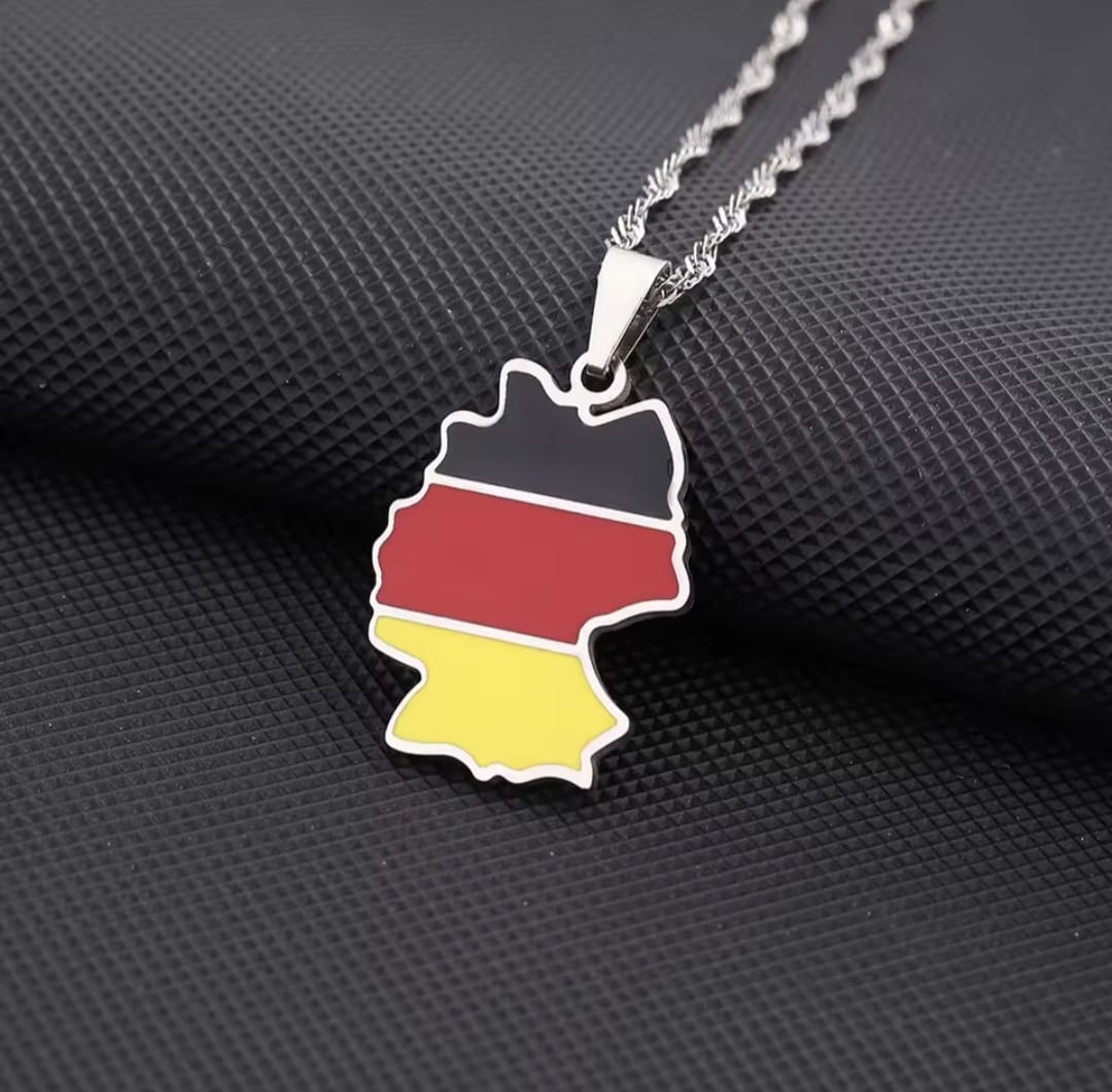 Hochwertige Edelstahl-Kette in Gold oder Weißgold vergoldet mit Deutschland-Umriss-Anhänger in Nationalfarben. Langlebig, wasserfest, hypoallergen und alltagstauglich.