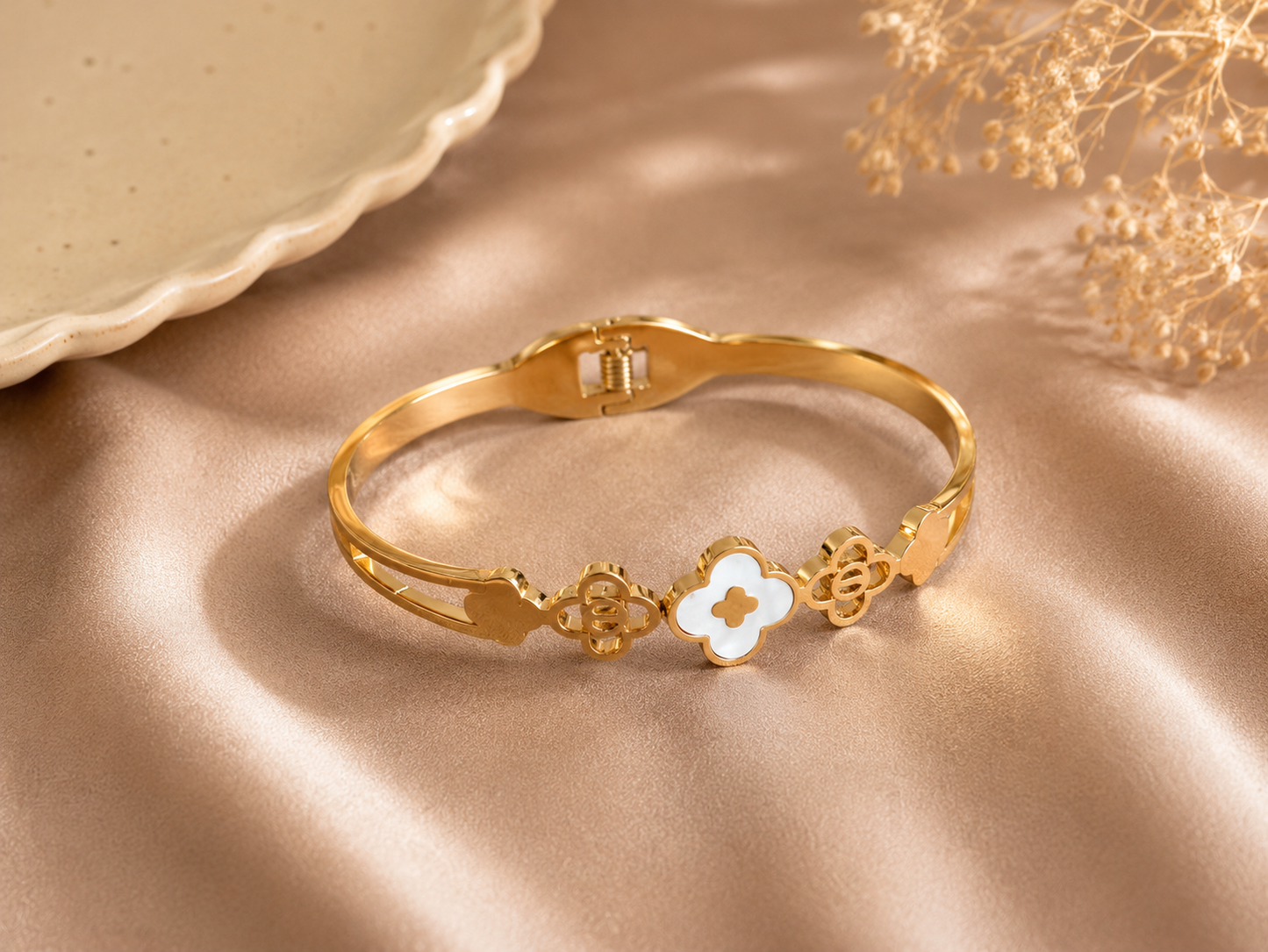 Eleganter Kleeblatt-Armreif mit Perlmutt
