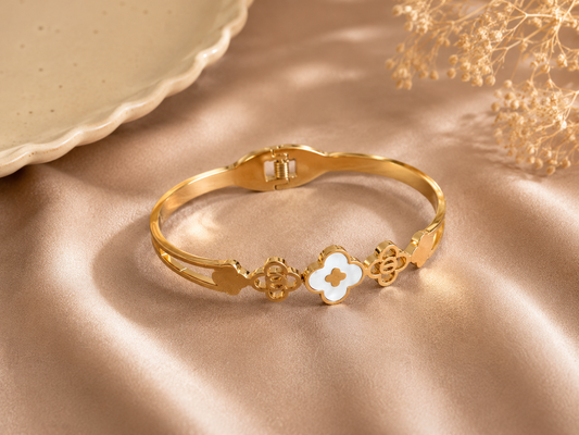 Eleganter Kleeblatt-Armreif mit Perlmutt