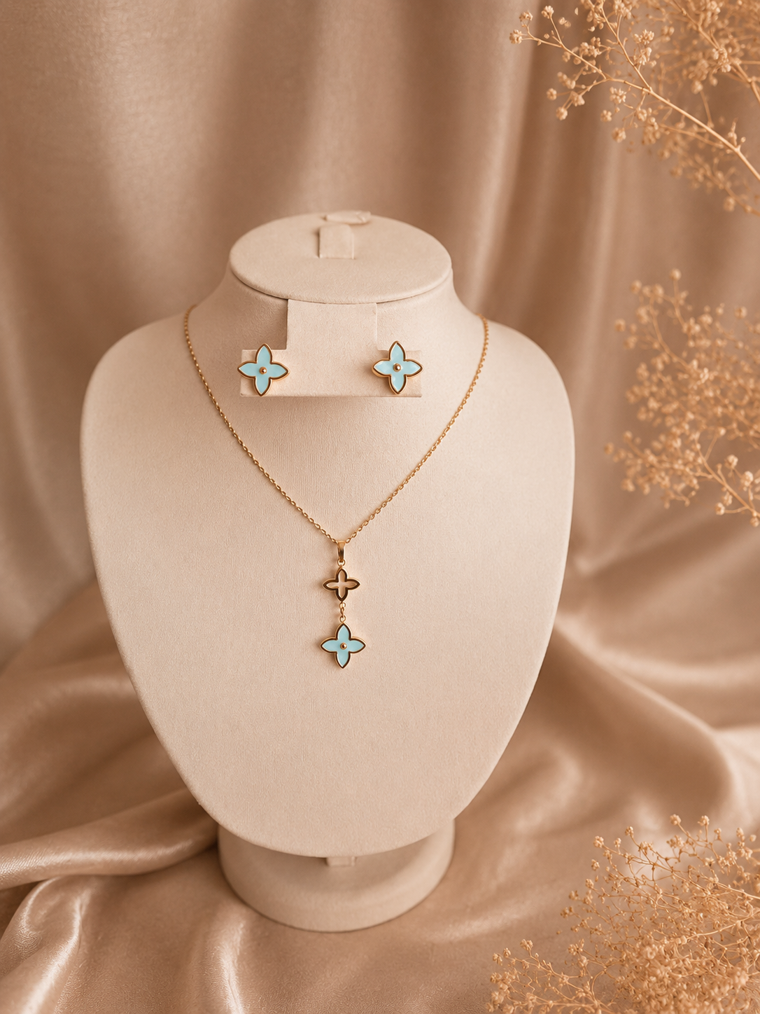 Hochwertiges Edelstahl-Set bestehend aus einer Kette und passenden Ohrsteckern in Gold. Femininer Stil mit strahlend weißen Blüten in Rautenform. Langlebig, wasserfest, hypoallergen und alltagstauglich.