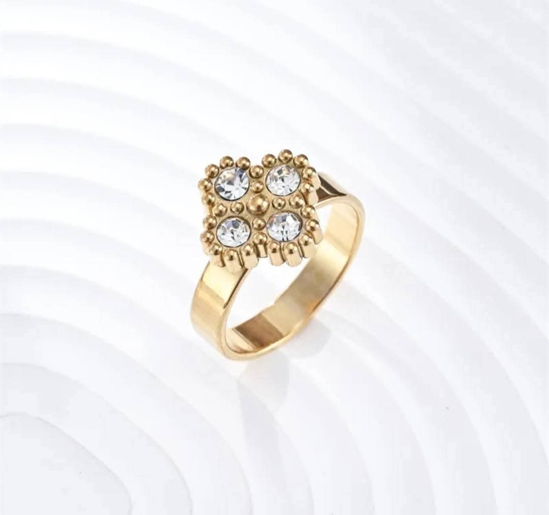 Hochwertiger Edelstahl Ring mit einem Kleeblatt und vier farbigen Zirkonia in Gold. Eleganter Hingucker, alltagstauglich, langlebig, wasserfest und nickelfrei.