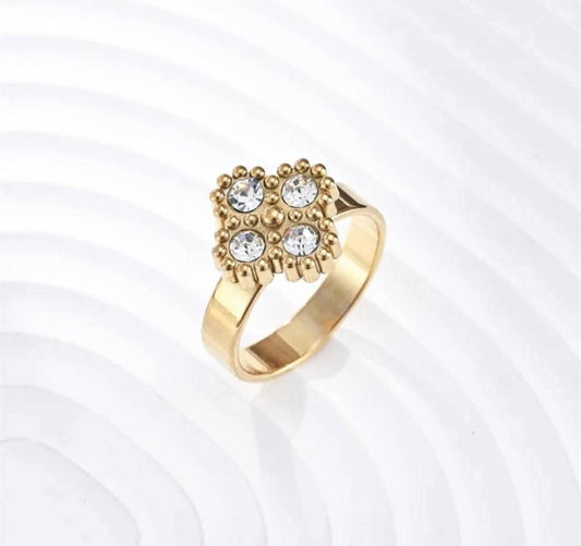 Hochwertiger Edelstahl Ring mit einem Kleeblatt und vier farbigen Zirkonia in Gold. Eleganter Hingucker, alltagstauglich, langlebig, wasserfest und nickelfrei.