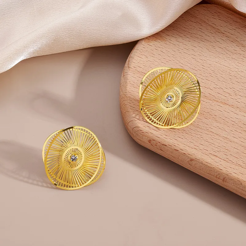 Hochwertige Edelstahl Ohrstecker in Gold. Filigran, oval, alltagstauglich und wasserfest.