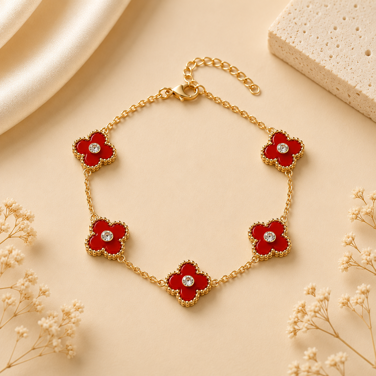 Hochwertiges Edelstahl-Armband in edlen, goldenen Design mit roten Klee- Elementen und Zirkonia. Elegant, modern und besonders. Langlebig, wasserfest, hypoallergen und alltagstauglich.