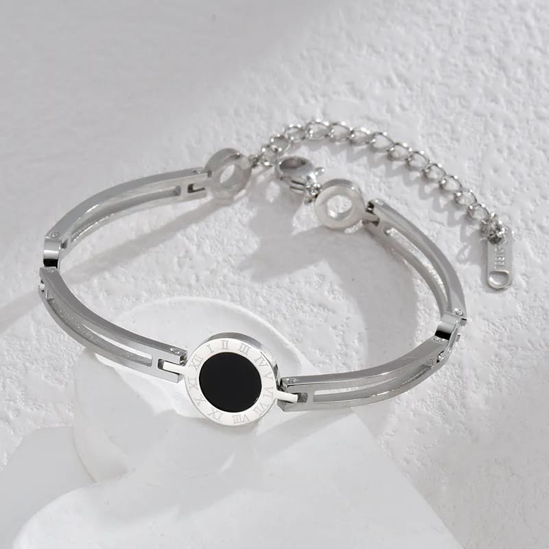 Hochwertiges Edelstahl-Armband in edlen weißgoldenen Design mit runden Element mit römischen Ziffern graviert. Elegant, robust, modern und besonders. Langlebig, wasserfest, hypoallergen und alltagstauglich.