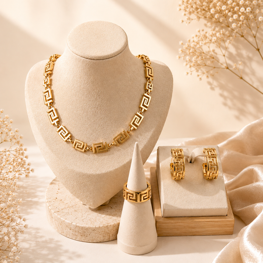 Hochwertiges Edelstahl-Set bestehend aus einer edlen goldenen Kette, passenden Creolen und Ring in geometrischer Optik. Modern, minimalisch und feminin. Langlebig, wasserfest, hypoallergen und alltagstauglich.