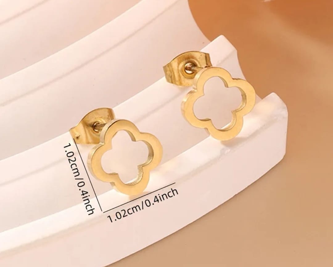 Hochwertige Edelstahl Klee-Ohrstecker in Gold. Elegant, feminin, alltagstauglich und wasserfest.