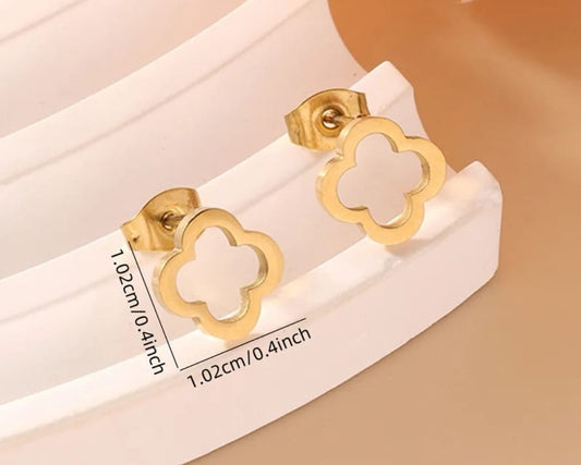 Hochwertige Edelstahl Klee-Ohrstecker in Gold. Elegant, feminin, alltagstauglich und wasserfest.