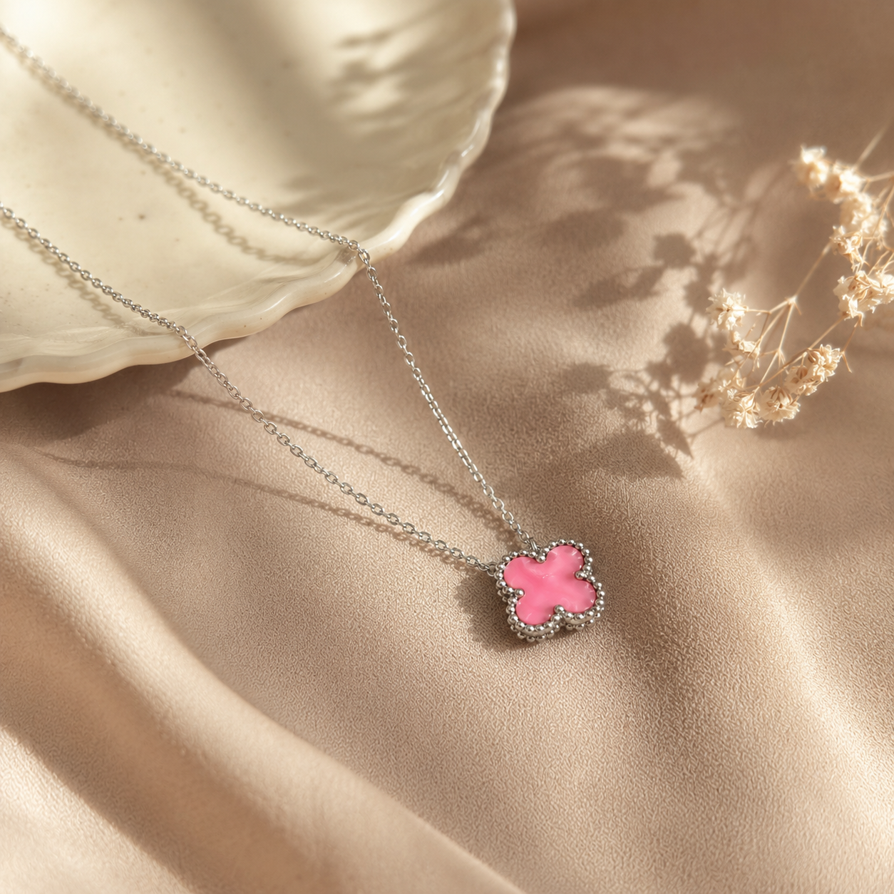 Hochwertige Edelstahl-Kette mit weißgoldenen Kleeblatt-Design in schlichten, aber ausdrucksstarken rosa in Marmor-Optik. Langlebig, wasserfest, hypoallergen und alltagstauglich.